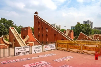जंतर-मंतर पर जारी नीट विवाद: दिल्ली विश्वविद्यालय ने कहा, छात्रों का भविष्य प्राथमिकता