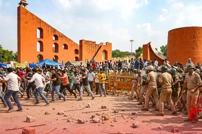 दिल्ली के जंतर-मंतर पर बवाल: प्रदर्शन के दौरान पुलिस पर पथराव और लाठी-डंडों से हमला, कई अधिकारी घायल