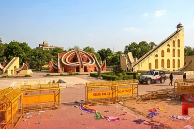 दिल्ली में नीट विवाद: जंतर-मंतर पर प्रदर्शन हुआ हिंसक, पुलिस का दावा- असामाजिक तत्वों ने लिया कब्जा