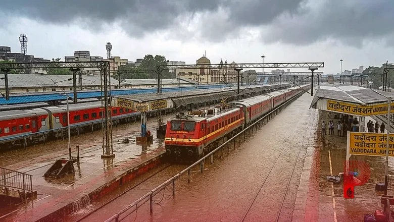 गुजरात में मूसलाधार बारिश का कहर, वडोदरा स्टेशन पर ट्रेनों के पहिए थमे तो यात्रियों का फूटा गुस्सा