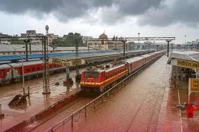 गुजरात में मूसलाधार बारिश का कहर, वडोदरा स्टेशन पर ट्रेनों के पहिए थमे तो यात्रियों का फूटा गुस्सा