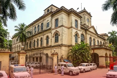 पश्चिम बंगाल में भ्रष्टाचार पर बड़ी कार्रवाई: रिश्वतखोरी के आरोप में दो मोटर वाहन निरीक्षक निलंबित, मुख्यमंत्री ने दी कड़ी चेतावनी