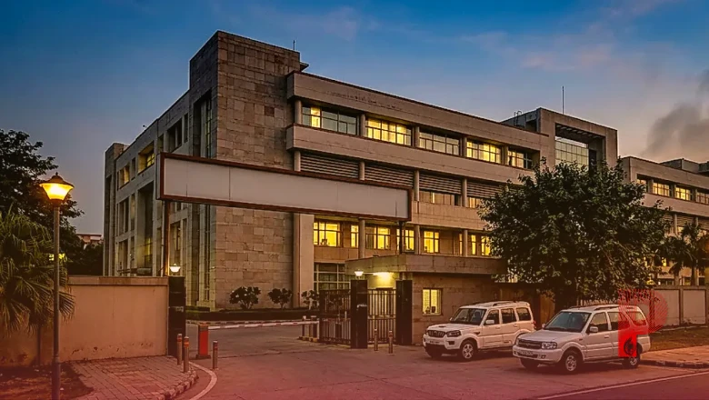 UPSC में 76वीं रैंक लाने वाला अफसर रिश्वतखोरी में गिरफ्तार, 4 लाख की डिमांड पर CBI ने बिछाया जाल