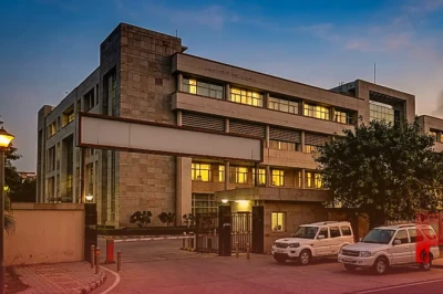 UPSC में 76वीं रैंक लाने वाला अफसर रिश्वतखोरी में गिरफ्तार, 4 लाख की डिमांड पर CBI ने बिछाया जाल