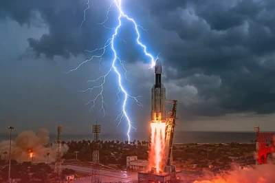 अंतरिक्ष में चमत्कार: लॉन्च होते ही रॉकेट से टकराई आसमानी बिजली, फिर जो हुआ उसे देख दंग रह गए वैज्ञानिक