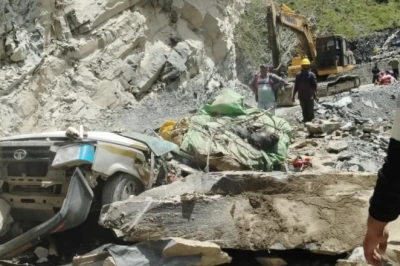हिमाचल प्रदेश में बड़ा सड़क हादसा: टाटा सूमो पर गिरी भारी चट्टान, 13 यात्रियों की दर्दनाक मौत