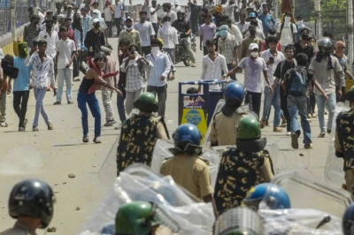 सिवान में हिंसक प्रदर्शन का तांडव: एसपी सहित 30 पुलिसकर्मी घायल, इंटरनेट सेवा पर रोक