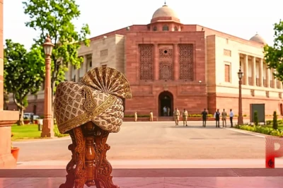 इस्तीफा देने के बाद पहली बार संसद पहुंचे धर्मेंद्र प्रधान, एनडीए सांसदों ने 'पाग' पहनाकर किया जोरदार स्वागत
