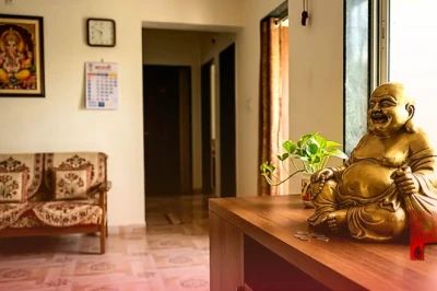 लाफिंग बुद्धा रखने के वास्तु नियम: क्या बेडरूम में इन्हें रखना सही है, जानिए क्या कहते हैं विशेषज्ञ