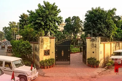 क्या तेज प्रताप की लालू यादव के आवास पर वापसी तय है, तेजस्वी यादव के बयानों से बढ़ीं चर्चाएं