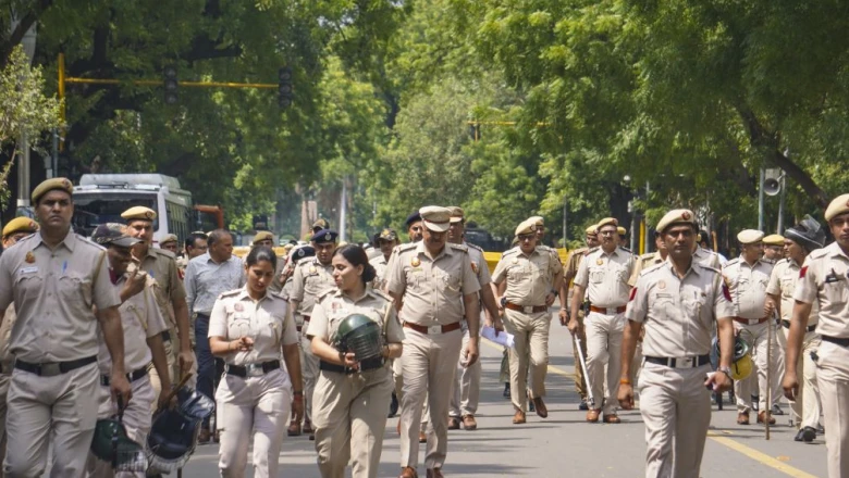 प्रधानमंत्री नरेंद्र मोदी के खिलाफ अभद्र टिप्पणी मामला: दिल्ली पुलिस की बड़ी कार्रवाई, कई सोशल मीडिया हैंडल्स और न्यूज पोर्टल्स को भेजा नोटिस