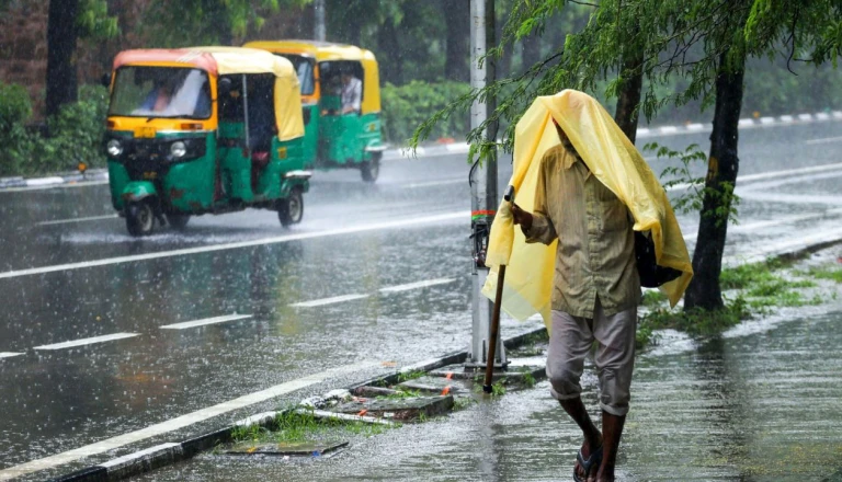 देश के 16 राज्यों में मौसम का बिगड़ा मिजाज, 90 किमी प्रति घंटे की रफ्तार से चलेगी आंधी