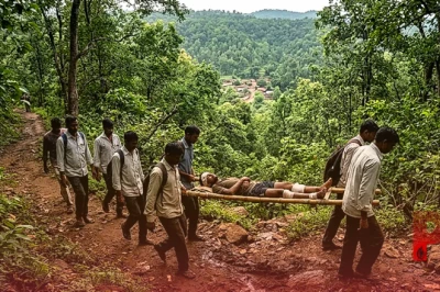 गढ़चिरौली: भालू के हमले के बाद 18 किलोमीटर पैदल चले स्वास्थ्य कर्मी, स्ट्रेचर पर ढोकर बचाई युवक की जान