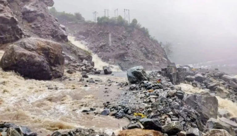 उत्तराखंड में मानसून का तांडव: 9 जिलों में ऑरेंज अलर्ट, भूस्खलन से ठप हुए रास्ते