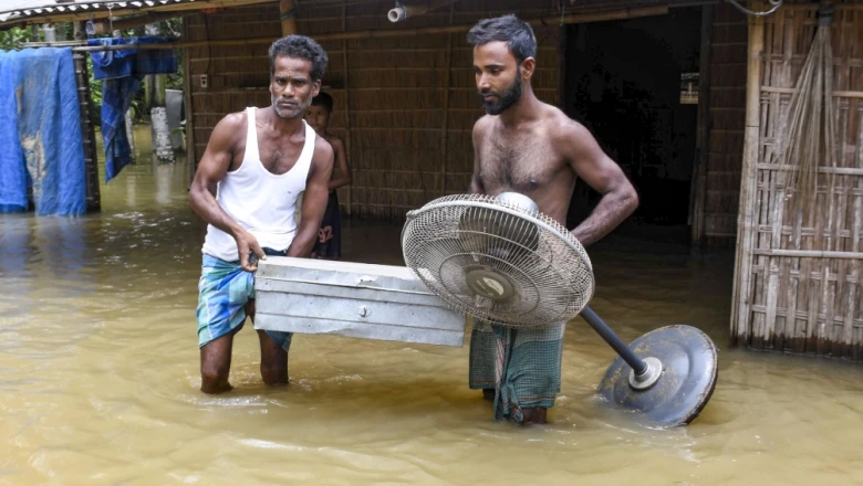 असम में बाढ़ का कहर: 80 लोगों की मौत, प्रभावितों के लिए 6 महीने तक ईएमआई भुगतान पर रोक