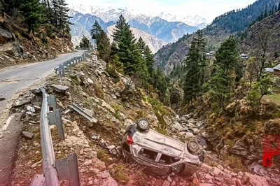 हिमाचल प्रदेश: मनाली में भीषण सड़क हादसा, 20 फीट गहरे नाले में गिरी कार, दो लोगों की गई जान
