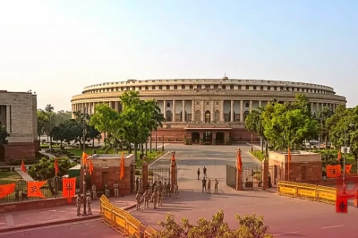 साधु के भेष में संसद के बाहर प्रदर्शन: पप्पू यादव के खिलाफ धार्मिक भावनाएं आहत करने की शिकायत