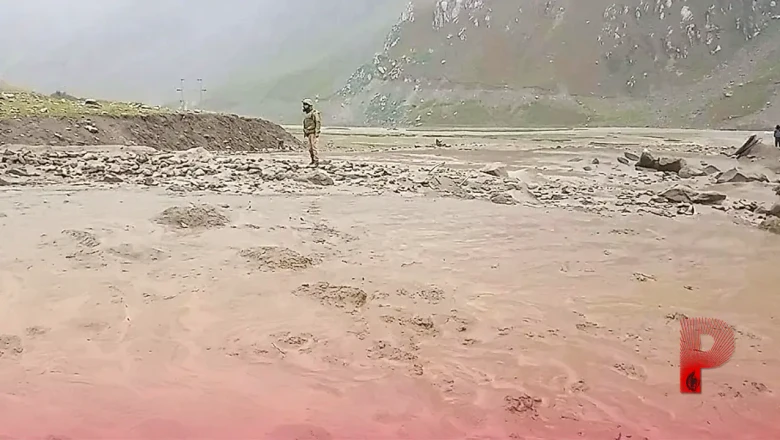 जम्मू-कश्मीर: श्रीनगर-लद्दाख हाईवे पर बादल फटने से तबाही, कारें बही, भूस्खलन के कारण यातायात ठप