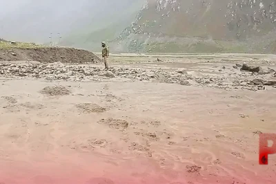 जम्मू-कश्मीर: श्रीनगर-लद्दाख हाईवे पर बादल फटने से तबाही, कारें बही, भूस्खलन के कारण यातायात ठप