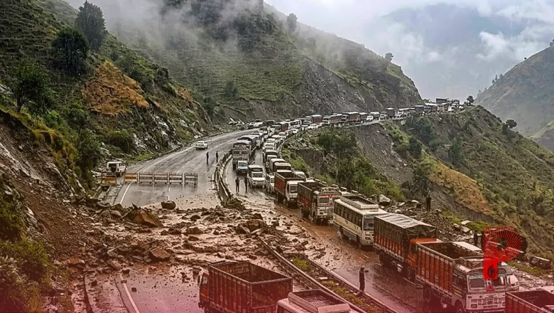 खराब मौसम की मार: जम्मू-श्रीनगर हाईवे बंद होने से अमरनाथ यात्रा थमी, नया जत्था भी रोका गया