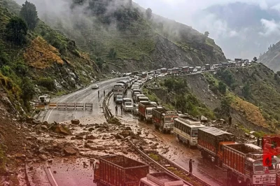 खराब मौसम की मार: जम्मू-श्रीनगर हाईवे बंद होने से अमरनाथ यात्रा थमी, नया जत्था भी रोका गया