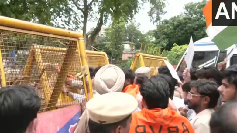 पंजाब में फार्मेसी भर्ती परीक्षा को लेकर बवाल: चंडीगढ़ में छात्रों का भारी प्रदर्शन, शिक्षा मंत्री के इस्तीफे की मांग
