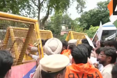 पंजाब में फार्मेसी भर्ती परीक्षा को लेकर बवाल: चंडीगढ़ में छात्रों का भारी प्रदर्शन, शिक्षा मंत्री के इस्तीफे की मांग