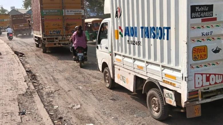 फरीदाबाद: बल्लभगढ़-सोहना रेलवे पुल बना हादसों का सबब, परसों हुई मरम्मत और आज फिर उखड़ गई सड़क