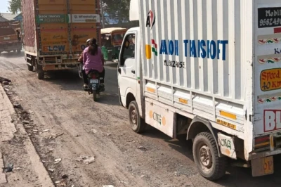 फरीदाबाद: बल्लभगढ़-सोहना रेलवे पुल बना हादसों का सबब, परसों हुई मरम्मत और आज फिर उखड़ गई सड़क