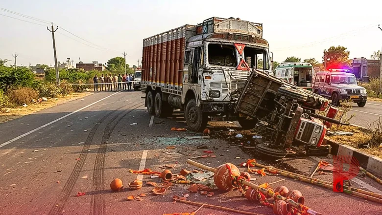 एटा: नेशनल हाईवे पर ट्रक और ट्रैक्टर-ट्रॉली की टक्कर, कांवड़िए की मौत और 6 लोग जख्मी