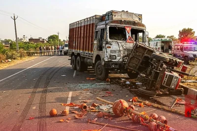 एटा: नेशनल हाईवे पर ट्रक और ट्रैक्टर-ट्रॉली की टक्कर, कांवड़िए की मौत और 6 लोग जख्मी
