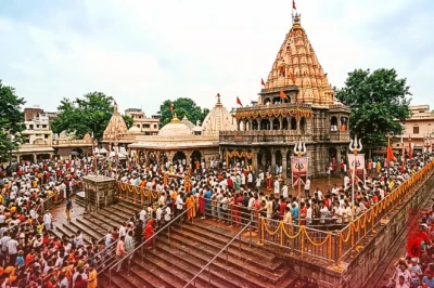 सावन का पहला सोमवार: उज्जैन से काशी तक शिवमय हुआ देश, मंदिरों में उमड़ा श्रद्धालुओं का जनसैलाब