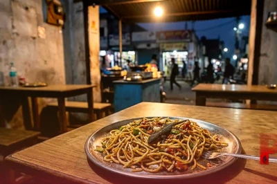 देवरिया में चाउमीन खाते समय ग्राहक के उड़े होश, खाने के बीच निकली मरी हुई छिपकली