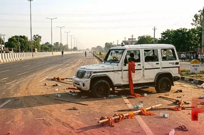 मेरठ में एनएच 58 पर कांवड़ियों के दो गुटों में भीषण टकराव, पुलिस की गाड़ी से खींचकर की गई पिटाई