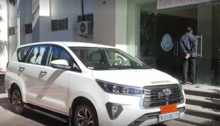 दौसा में एसओजी की बड़ी कार्रवाई: 25 लाख रुपये में जेई भर्ती परीक्षा का पेपर खरीदने वाला सहायक अभियंता अतुल मीणा गिरफ्तार