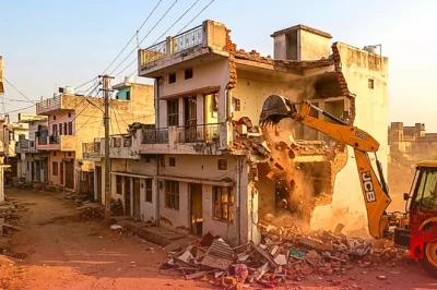 गुना सामूहिक दुष्कर्म मामला: हैवानियत के आरोपियों के घर पर चला प्रशासन का बुलडोजर, अवैध निर्माण किए गए जमींदोज