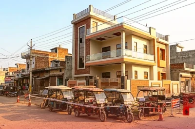 ई-रिक्शा से यात्रियों को लूटने वाला गिरोह गिरफ्तार: चोरी के पैसों से बिजनौर में खड़ा किया 2.5 करोड़ का बंगला