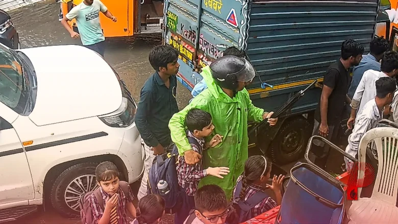 दिल्ली के जगतपुर में बड़ा हादसा टला: नाले में गिरे 3 स्कूली बच्चों को स्थानीय लोगों ने बचाई जान, CCTV वीडियो वायरल
