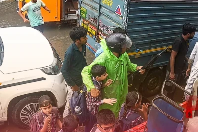 दिल्ली के जगतपुर में बड़ा हादसा टला: नाले में गिरे 3 स्कूली बच्चों को स्थानीय लोगों ने बचाई जान, CCTV वीडियो वायरल