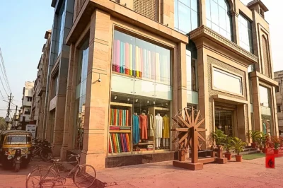 पटना के खादी मॉल में दिखा सम्राट चौधरी का सादगी भरा अंदाज, खुद कपड़े चुनकर UPI से किया भुगतान