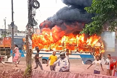 पटना में सड़क हादसे के बाद भारी बवाल, उग्र भीड़ ने पुलिस की तीन गाड़ियों और बस को फूंका