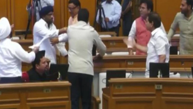 दिल्ली विधानसभा में भारी हंगामा, आम आदमी पार्टी के 4 विधायक सदन से बाहर किए गए