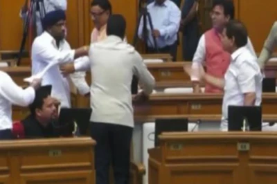 दिल्ली विधानसभा में भारी हंगामा, आम आदमी पार्टी के 4 विधायक सदन से बाहर किए गए