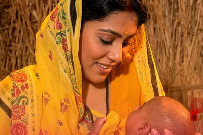 सोहर क्या है और बेटियों के जन्म पर गीत गाने से जुड़ी सामाजिक परंपराएं क्या कहती हैं?
