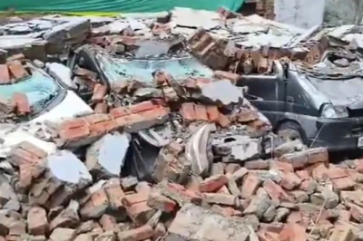 दिल्ली: देवली में मूसलाधार बारिश का कहर, पार्किंग की दीवार ढहने से 10 गाड़ियां चकनाचूर