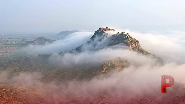 दौसा में दिखा उत्तराखंड जैसा नज़ारा, बादलों की चादर में लिपटी देवगिरी पहाड़ी बनी आकर्षण का केंद्र