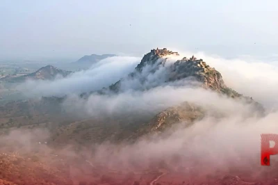 दौसा में दिखा उत्तराखंड जैसा नज़ारा, बादलों की चादर में लिपटी देवगिरी पहाड़ी बनी आकर्षण का केंद्र