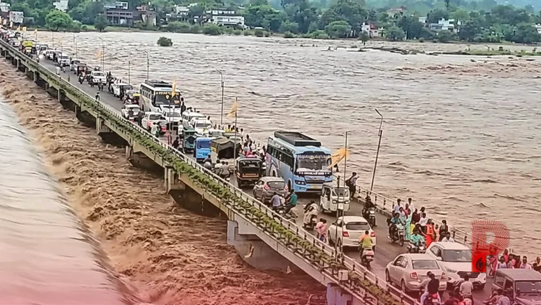 मंडला में नर्मदा का तांडव: छोटा रपटा पुल जलमग्न, बड़े पुल पर भी मंडरा रहा खतरा