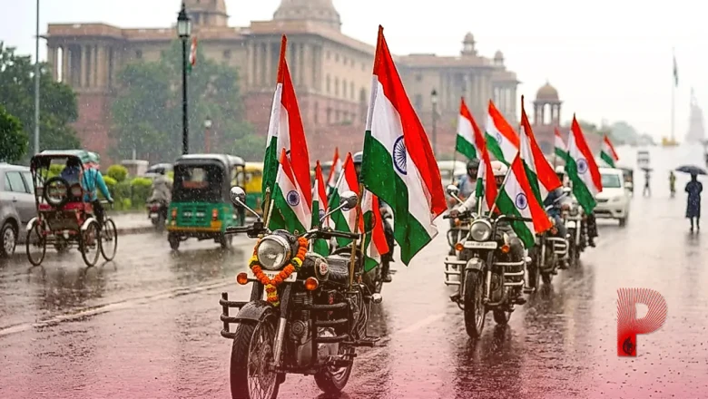 भोपाल: बारिश की परवाह किए बिना मुख्यमंत्री मोहन यादव ने बदली प्रोटोकॉल की परंपरा, बुलेट पर सवार होकर तिरंगा यात्रा में हुए शामिल