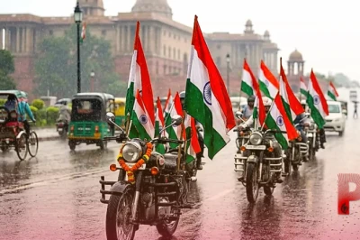 भोपाल: बारिश की परवाह किए बिना मुख्यमंत्री मोहन यादव ने बदली प्रोटोकॉल की परंपरा, बुलेट पर सवार होकर तिरंगा यात्रा में हुए शामिल